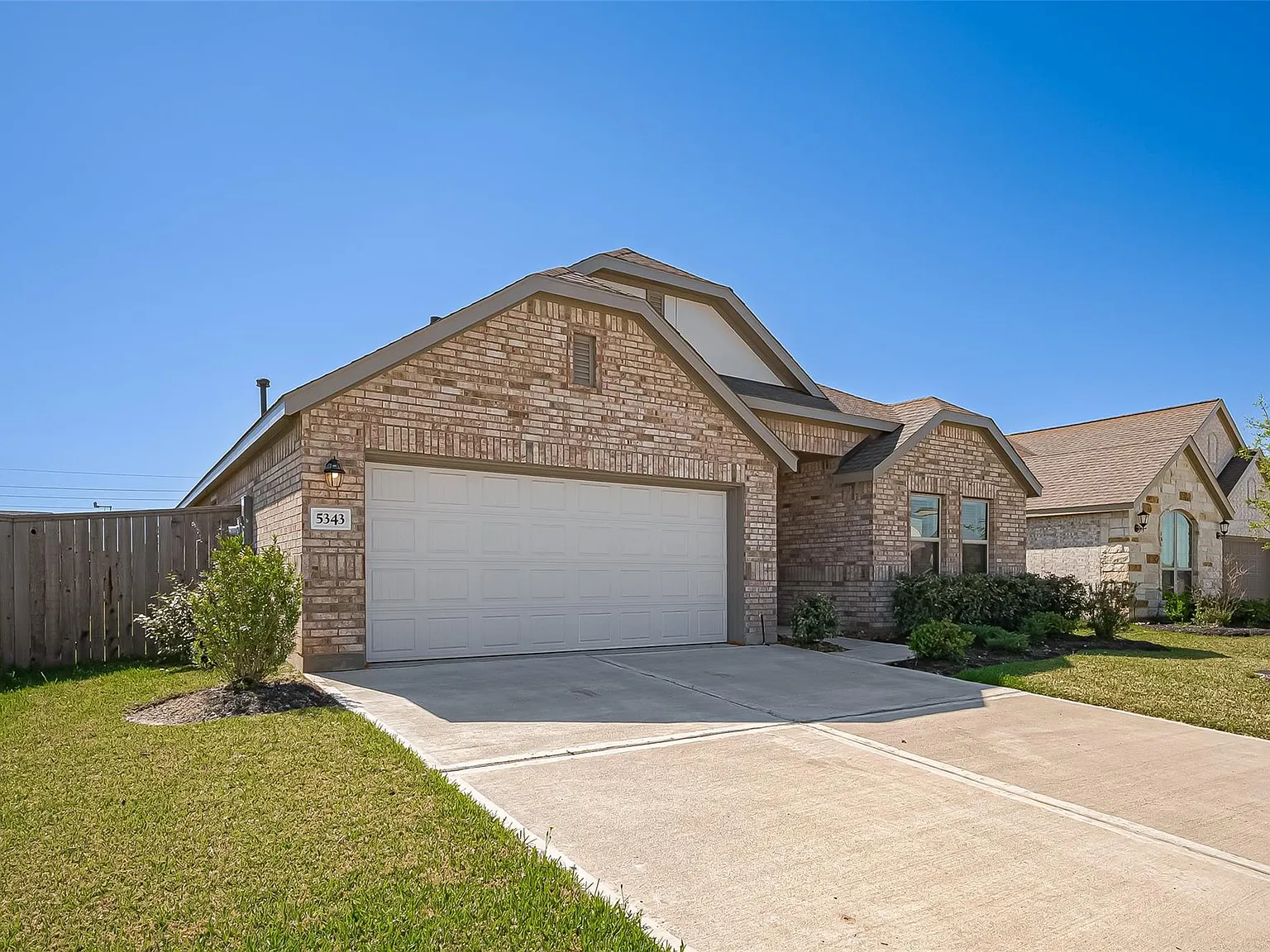 4 bed, 3.0 bath, 2372 sqft, $2,500 — Photo 4