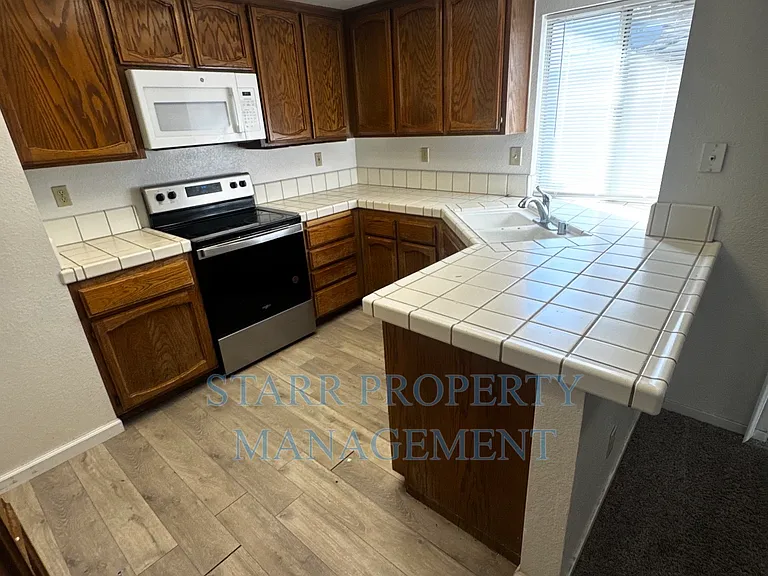 9421 Soaring Oaks Dr — Photo 4