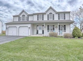 803 Meadowcrest Ln, Douglassville, PA 19518