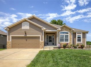 10704 Country Ln, Peculiar, MO 64078