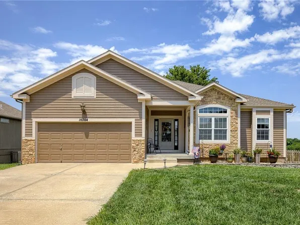 10704 Country Ln, Peculiar, MO 64078