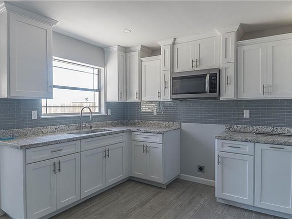 4th image of 2610 E Yosemite St