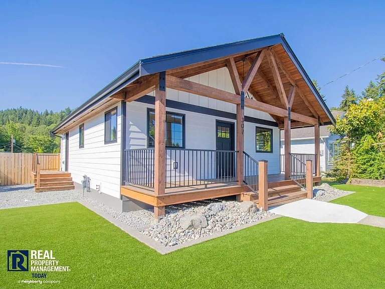 307 Bridge St SE — Photo 1