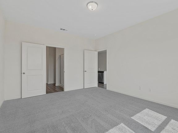 5th image of 748 Wellington Dr
