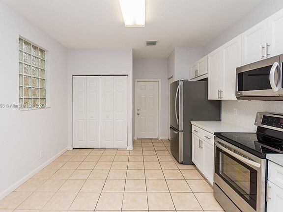 3rd image of 4002 Peppertree Dr #4002