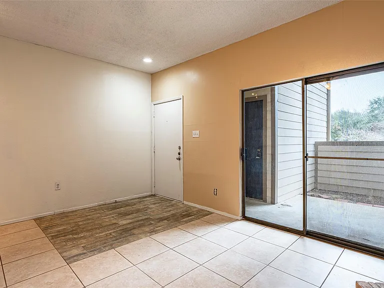 7069 N Holiday Dr — Photo 6