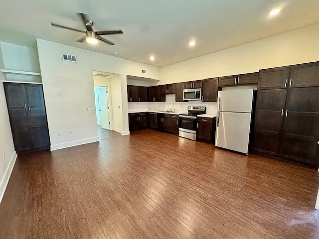 Little Emma Apartments — Photo 17
