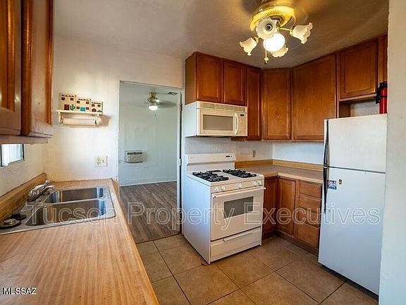 3rd image of 804 N Perry Ave