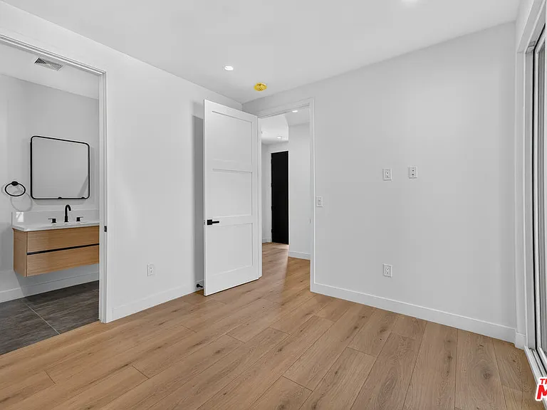 150 N Carondelet St — Photo 16