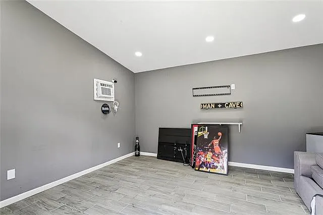 100 E Lake Ct — Photo 11