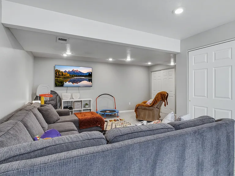 2114 Meadow Dr — Photo 22