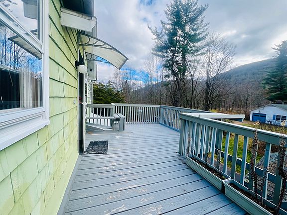 Deck with seating inbuilt. Imagine sipping your morning coffee with family and enjoying the mountain view!