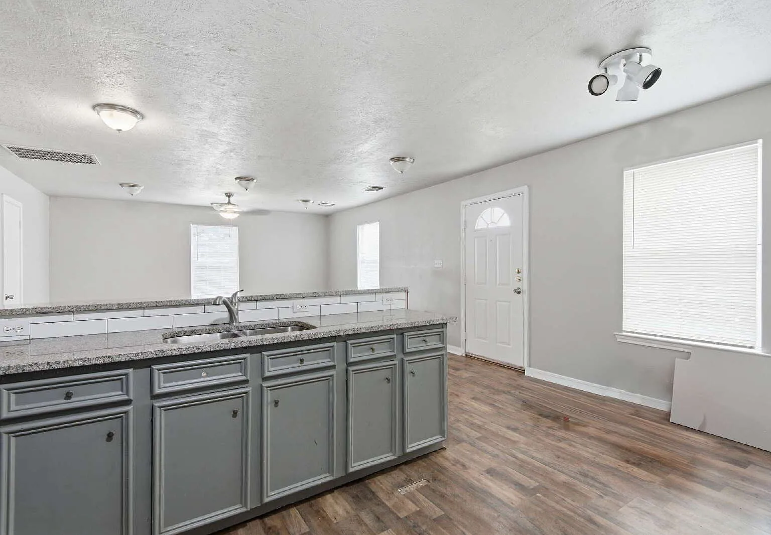 2 bed, 1.0 bath, 900 sqft, $1,350 — Photo 3