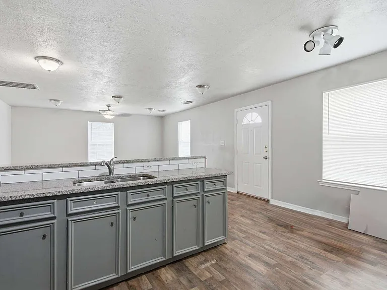 4226 Coke St — Photo 3