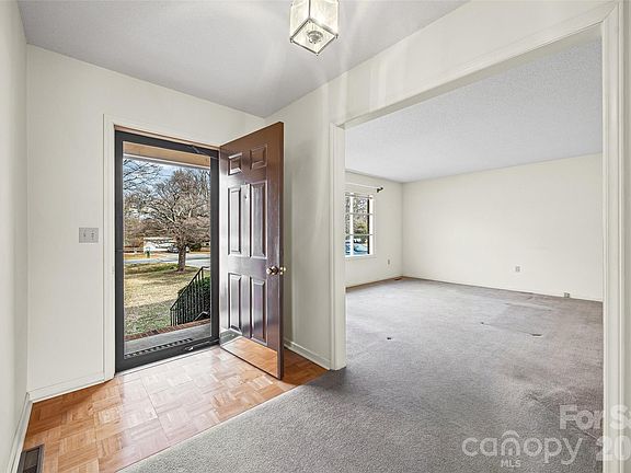 4th image of 126 Oakside Dr