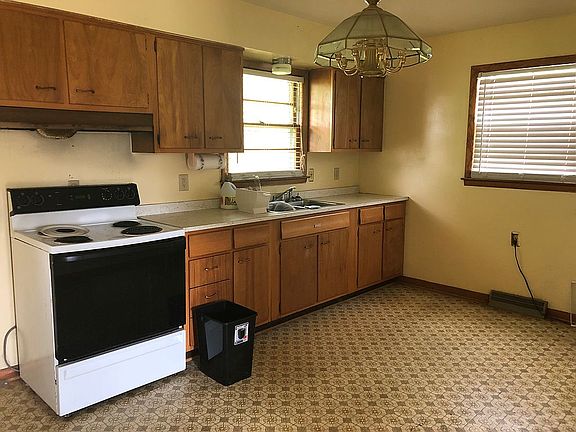 3rd image of 1943 Greenleaf Dr
