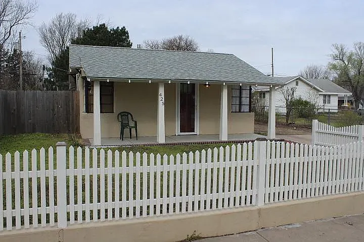 425 N Athenian St — Photo 1