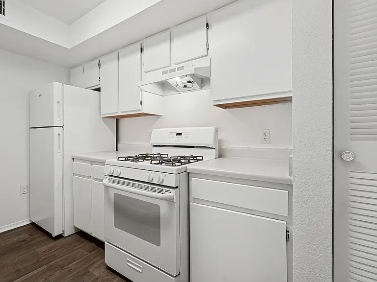 Glen Oaks Apartments — Photo 6