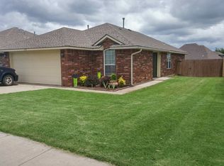 4112 Applegate Dr, Moore, OK 73160