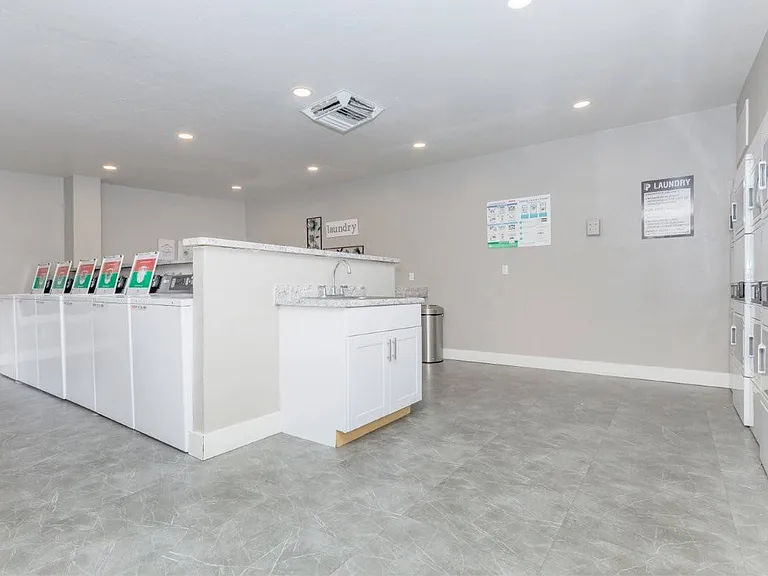 Fox Point Apartments — Photo 10