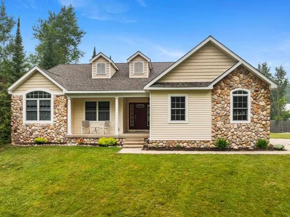18701 Clipperview Rd, Charlevoix, MI 49720
