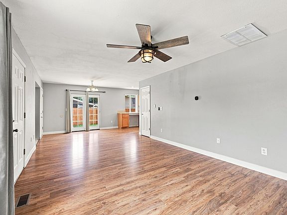 4th image of 403 Broadview Dr