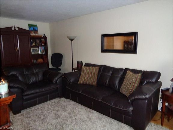 3rd image of 215 Duff Dr