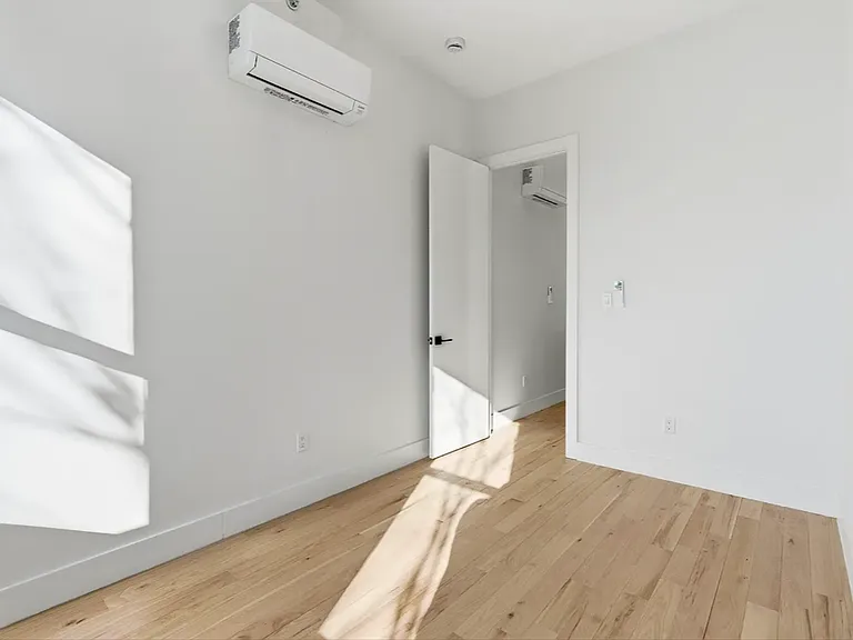376 Montgomery St #PHC — Photo 8