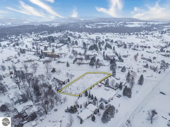 3856 Paddock Dr, Traverse City, MI 49685