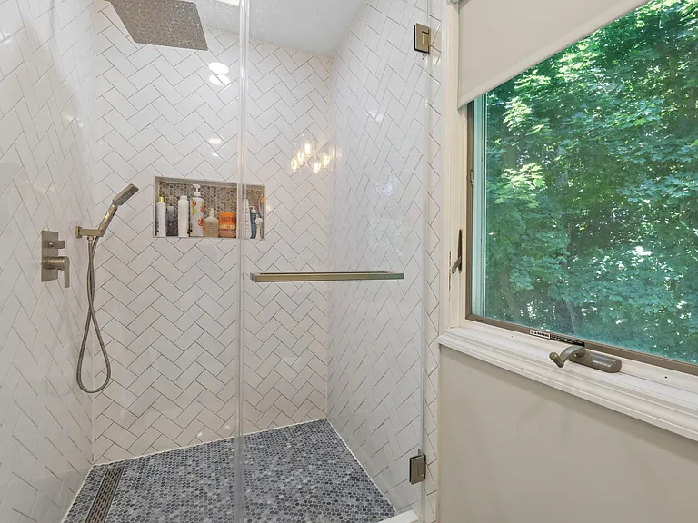107 E Madison Ave — Photo 18