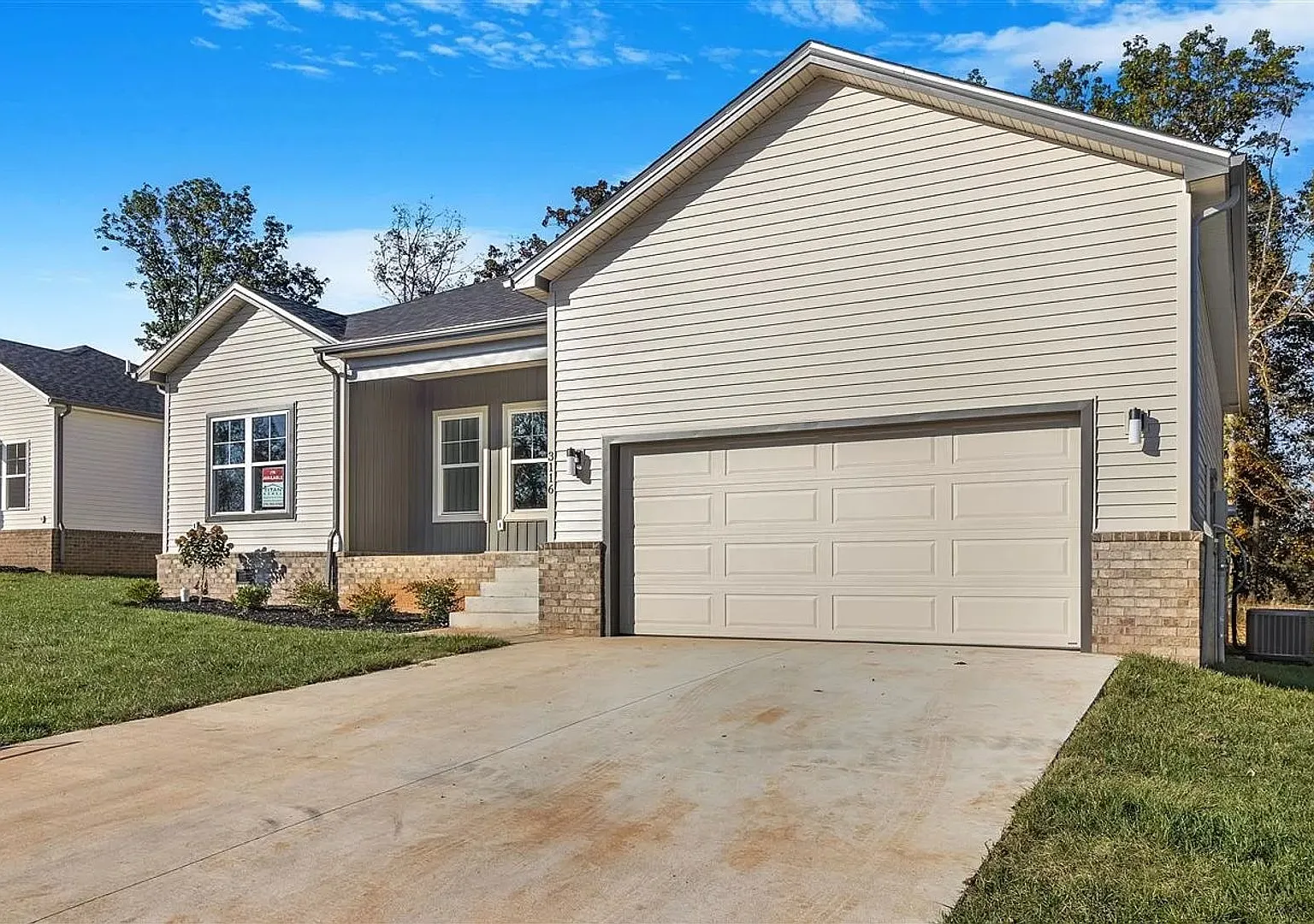 Three bedroom, three bathroom home in Plum Springs — Photo 3