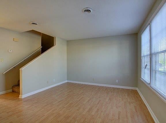 4th image of 810 Golfview Pl