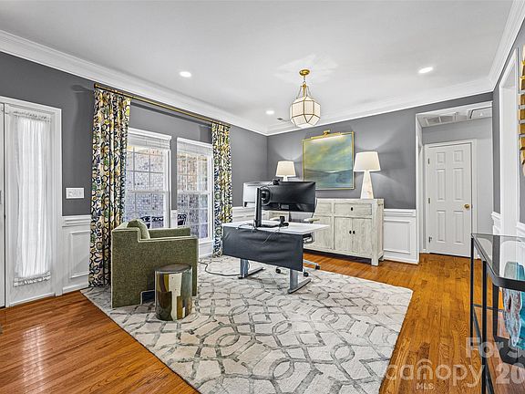 4th image of 306 Drake Park Ave