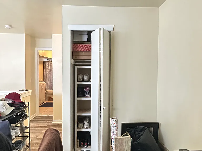 2061 Fitzwater St #1R — Photo 5