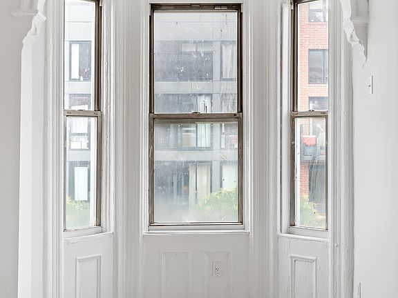 5th image of 150 Manhattan Ave #3