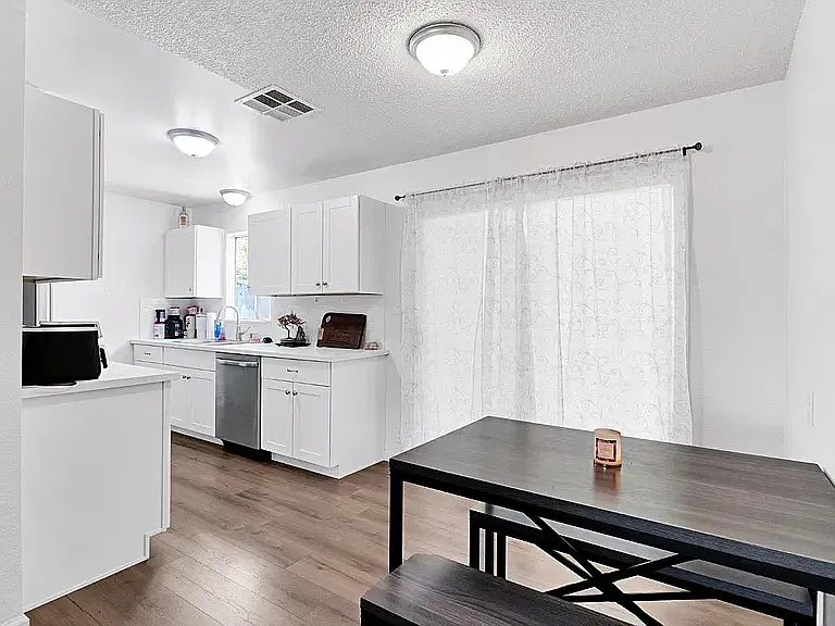 3 bed, 1050 sqft, $2,000 — Photo 2
