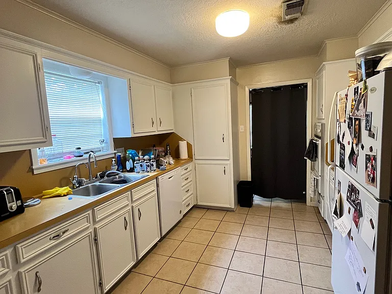 1802 Laura Ln — Photo 4