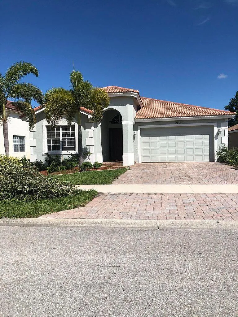 3 bed, 2.0 bath, 2182 sqft, $2,300 — Photo 1