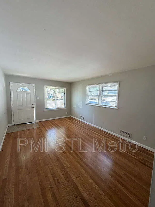3 bed, 1.0 bath, 864 sqft, $1,275 — Photo 3