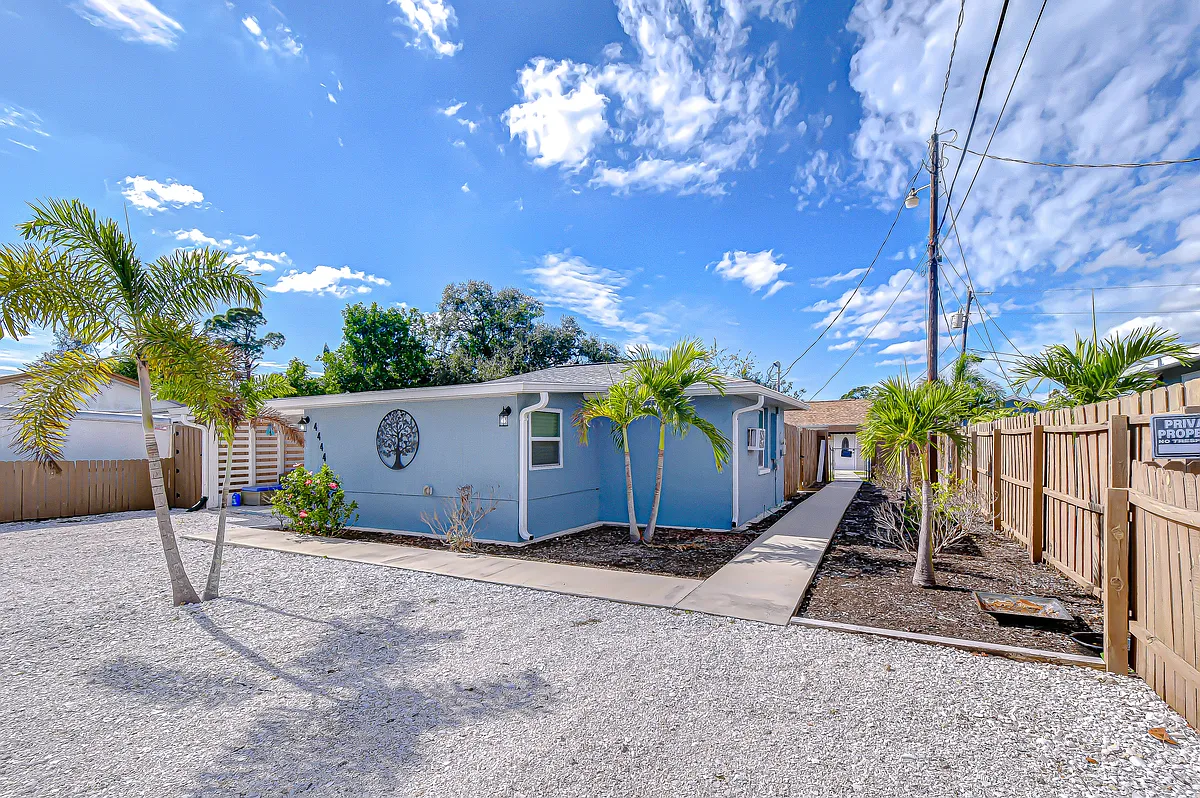 Photo 1 of 28 - 4444 17th St W #2 - Bradenton, FL Primary Photo - 4444 17th St W #2
