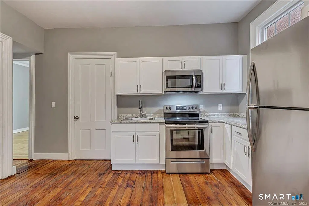 2 bed, 1.0 bath, 950 sqft, $2,200 — Photo 2