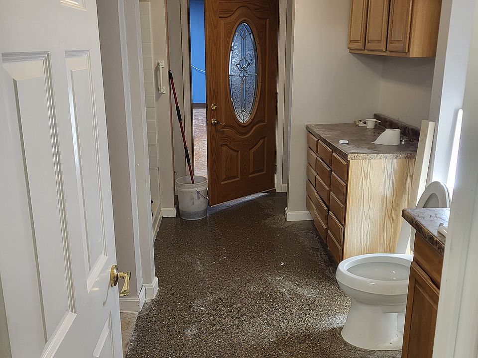 bathroom, has shower and tub