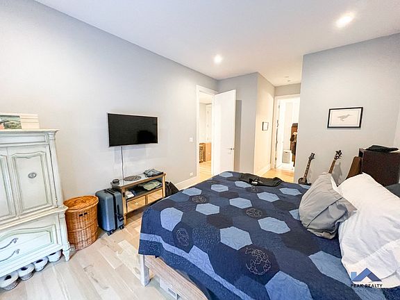 2nd image of 1650 W Adams St APT 303