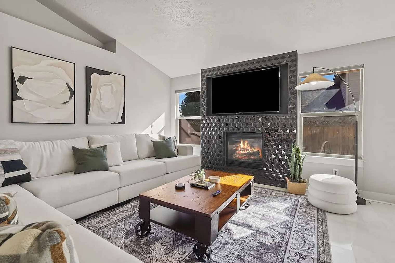 4 bed, 2.0 bath, $7,276 — Photo 2