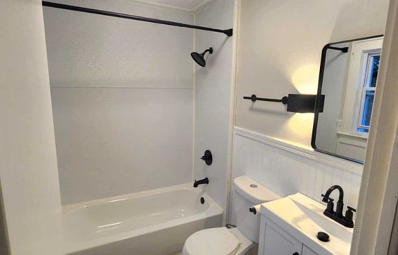 5th image of 233 Lester Ave #2L