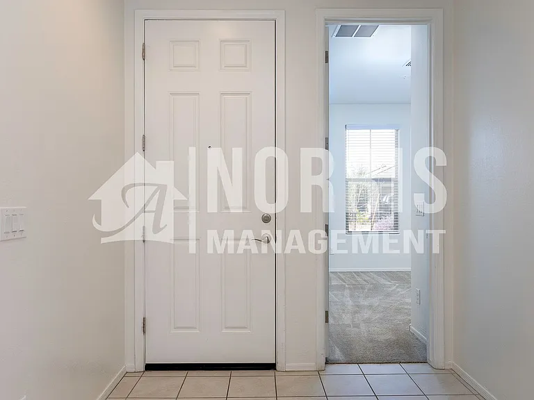 336 E Hawaii Dr — Photo 4