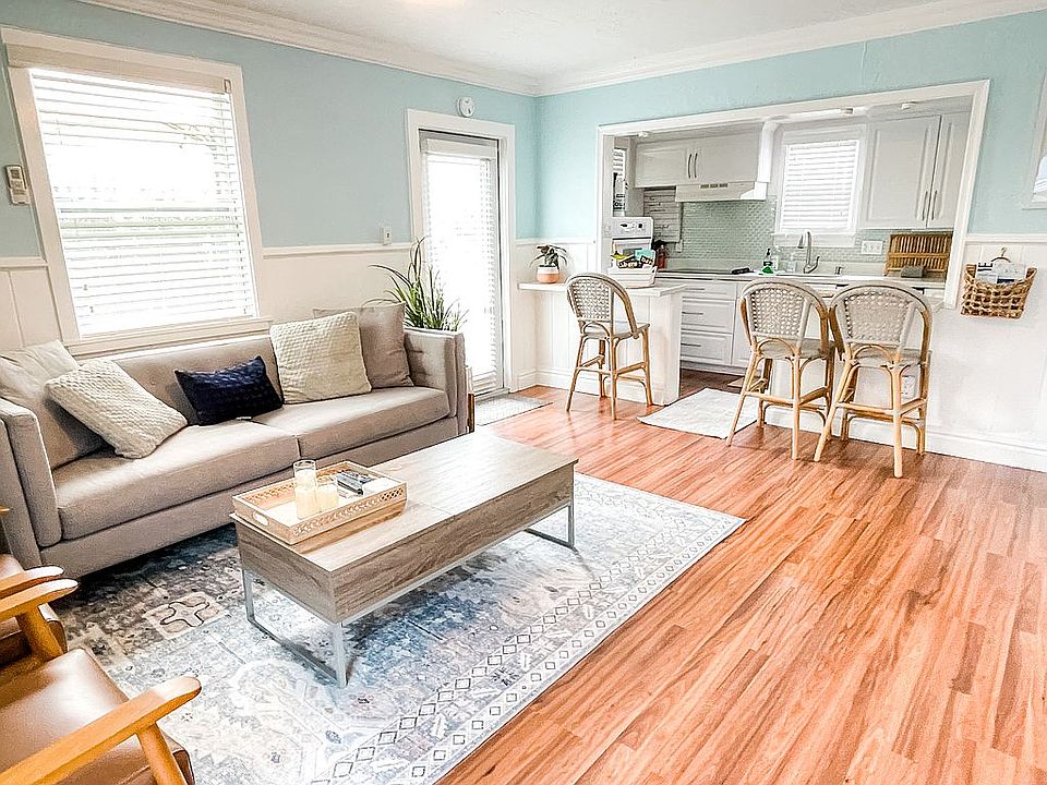 1st image of 227 NE 1st Ave #1/2