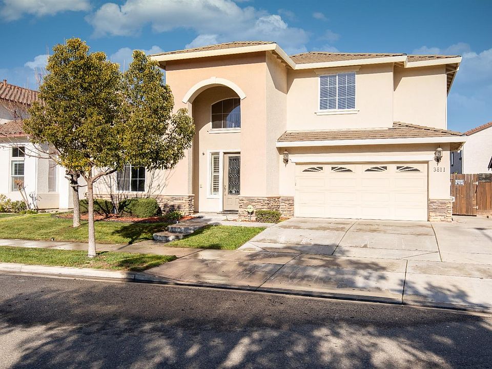 2nd image of 3811 Old Oak Dr