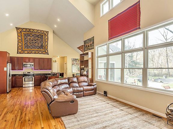 3rd image of 73B Church Ln
