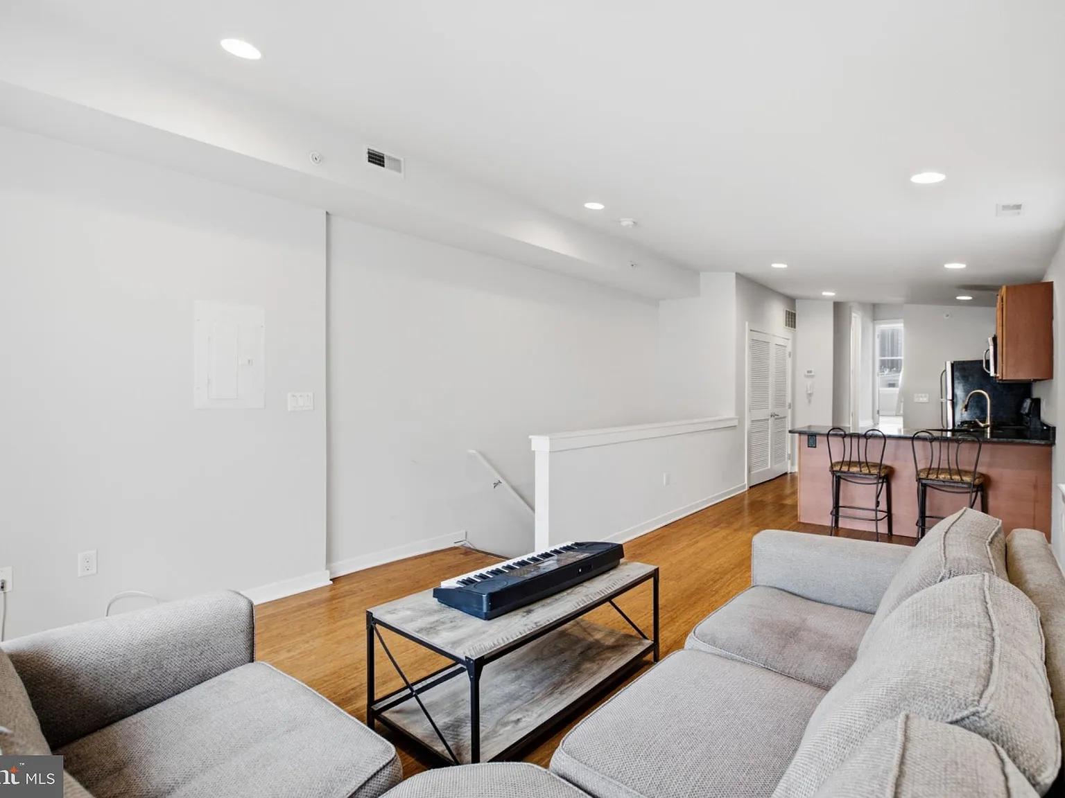2 bed, 1.0 bath, 2864 sqft, $2,200 — Photo 4